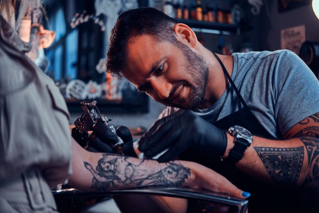 tattoo-master-is-creating-new-tattoo-for-customer-1-e1631674545738.jpg